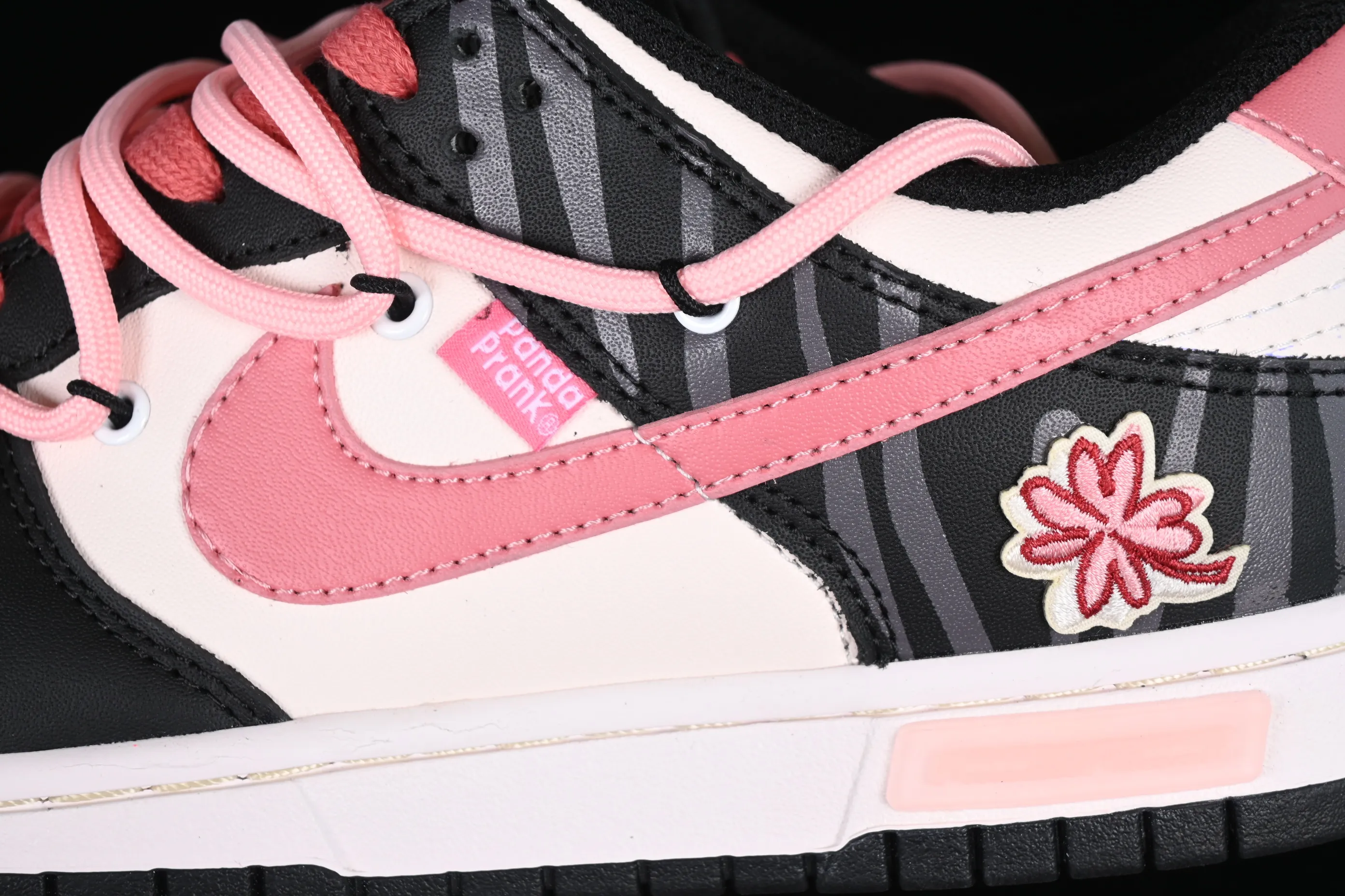 All Categories Nk SB Dunk Series Nk SB Dunk Low Low-top Sneakers Nk Dunk Low Panda Prank-Summer Theme Gesanghua Strawberry Oreo SB Strap Low-top Casual Sneakers CW1590-100